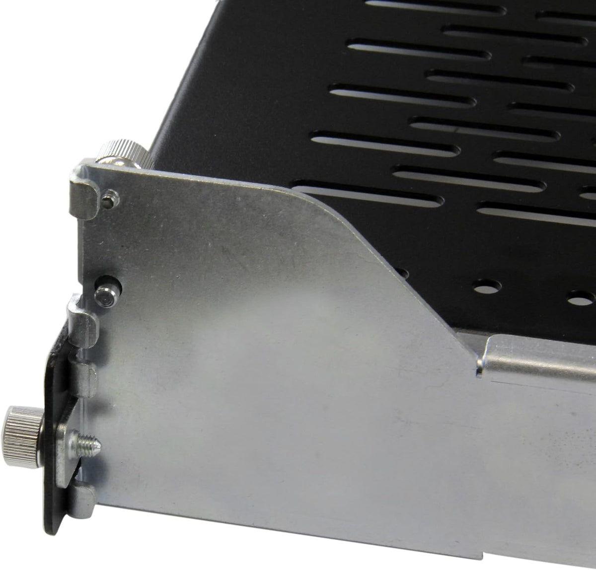 StarTech.com 2U Geventileerde schuifplank voor rackmontage met kabelbeheerarm - Inbouwdiepte van 70 tot 80 cm - 22,7 kg draagkracht - Opbergvak voor rack-apparatuur - 60 cm Diepte (UNISLDSHF192)