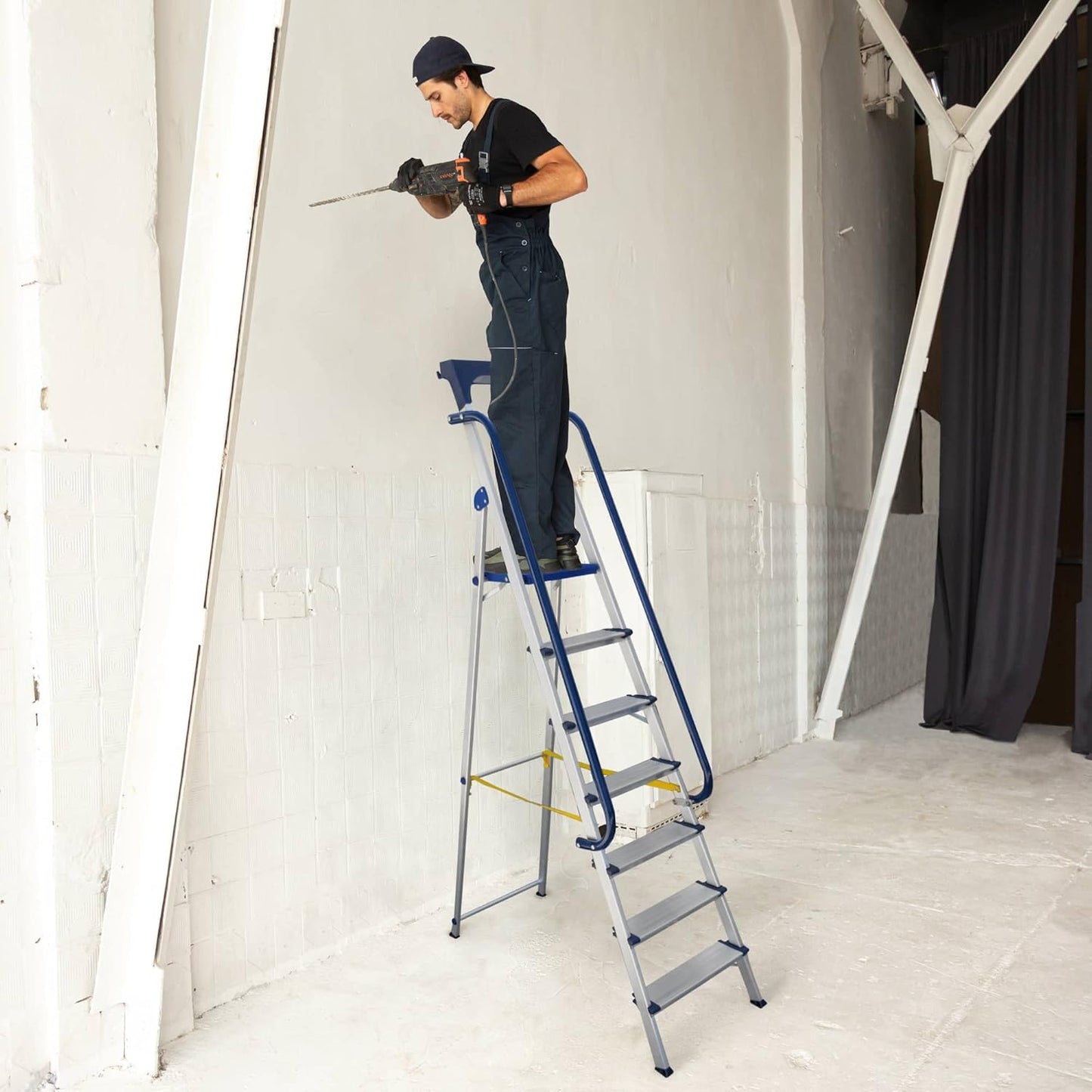 Ladder, beveiligd 7 treden, robuust aluminium, leuning, afneembare gereedschapsbak, platformhoogte 158 cm, draagkracht 150 kg, Hostrom