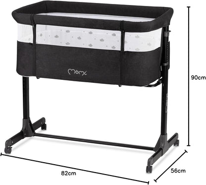 Momi Revo Multifunctionele bijzet- en kinderbed, 6-traps in hoogte verstelbaar van 72 tot 82 cm, met wielen, incl. matras, bevestigingsriemen, insectenbescherming en beugel met speelgoed
