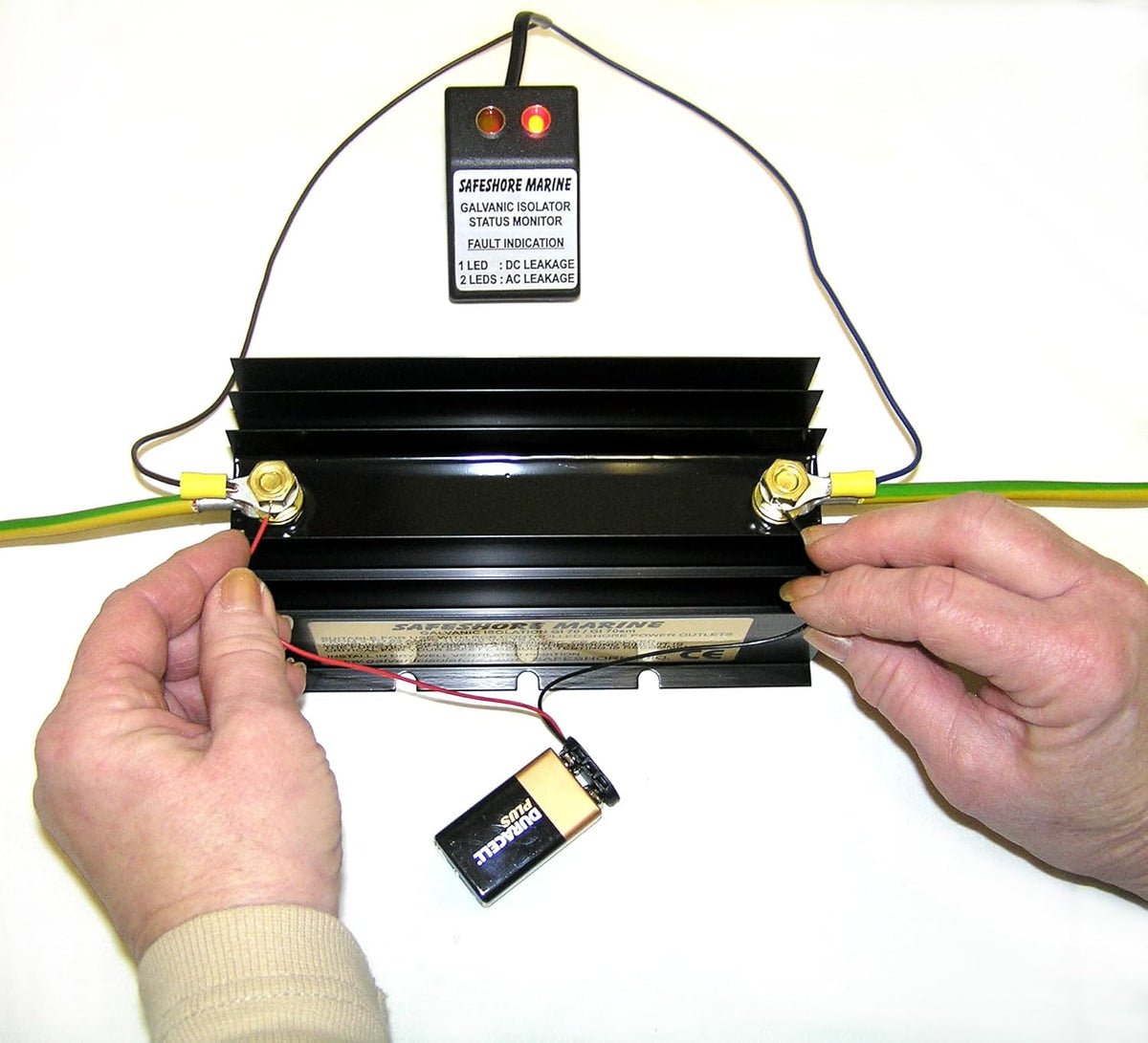 galvanische isolator 70 ampère met externe statusmonitor. Meer dan 30.000 verkocht. De isolatoren van het VK