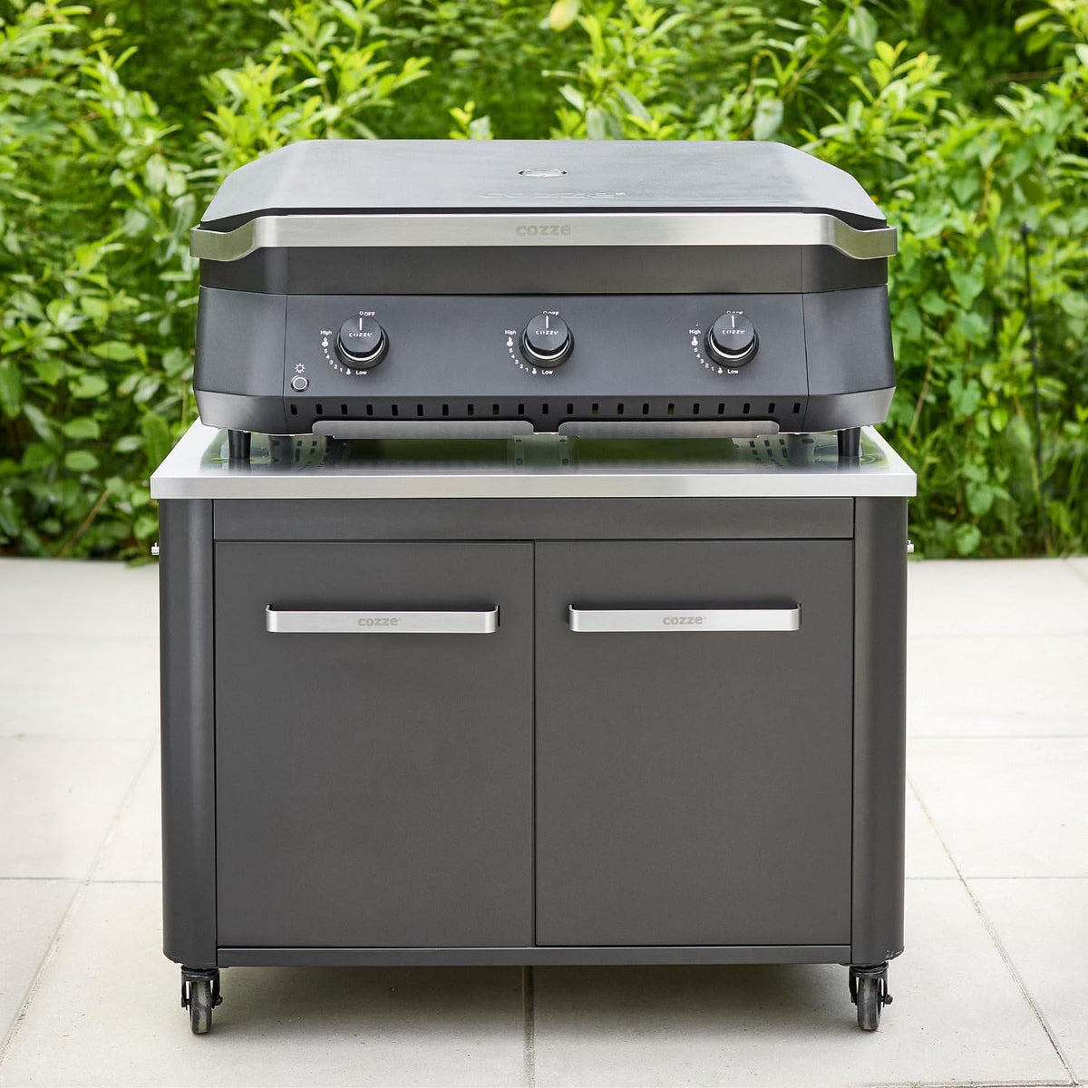 Cozze | Low outdoor kitchen H70 cm with stainless steel worktop | Ideal height for plancha | 2 doors | 2 shelves | 6 hooks | 4 wheels Ø75 mm | Powder coated steel | Load capacity 100 kg - QUORE