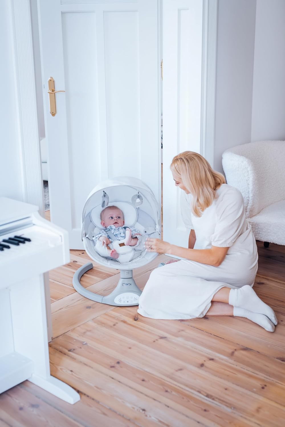 MOMI KENANI Rocking Chair for Children up to 9 kg Weight Foldable with Remote Control and Bluetooth for Connecting to Smartphone, Batteries and Mains with 5-Point Safety Belt - QUORE