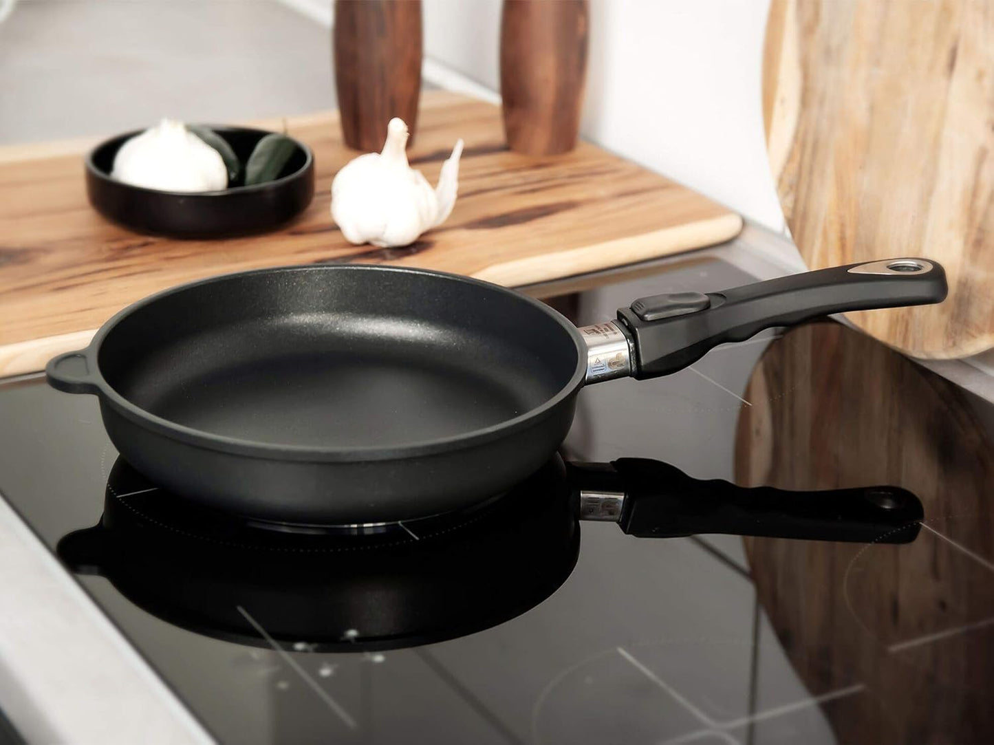 AMT Gastroguss Frying pan 28 cm Ø, 5 cm high, sturdy handle, suitable for induction, Lotan® non-stick coating, cast iron pan (cast aluminium), AMZN-I-528 - QUORE