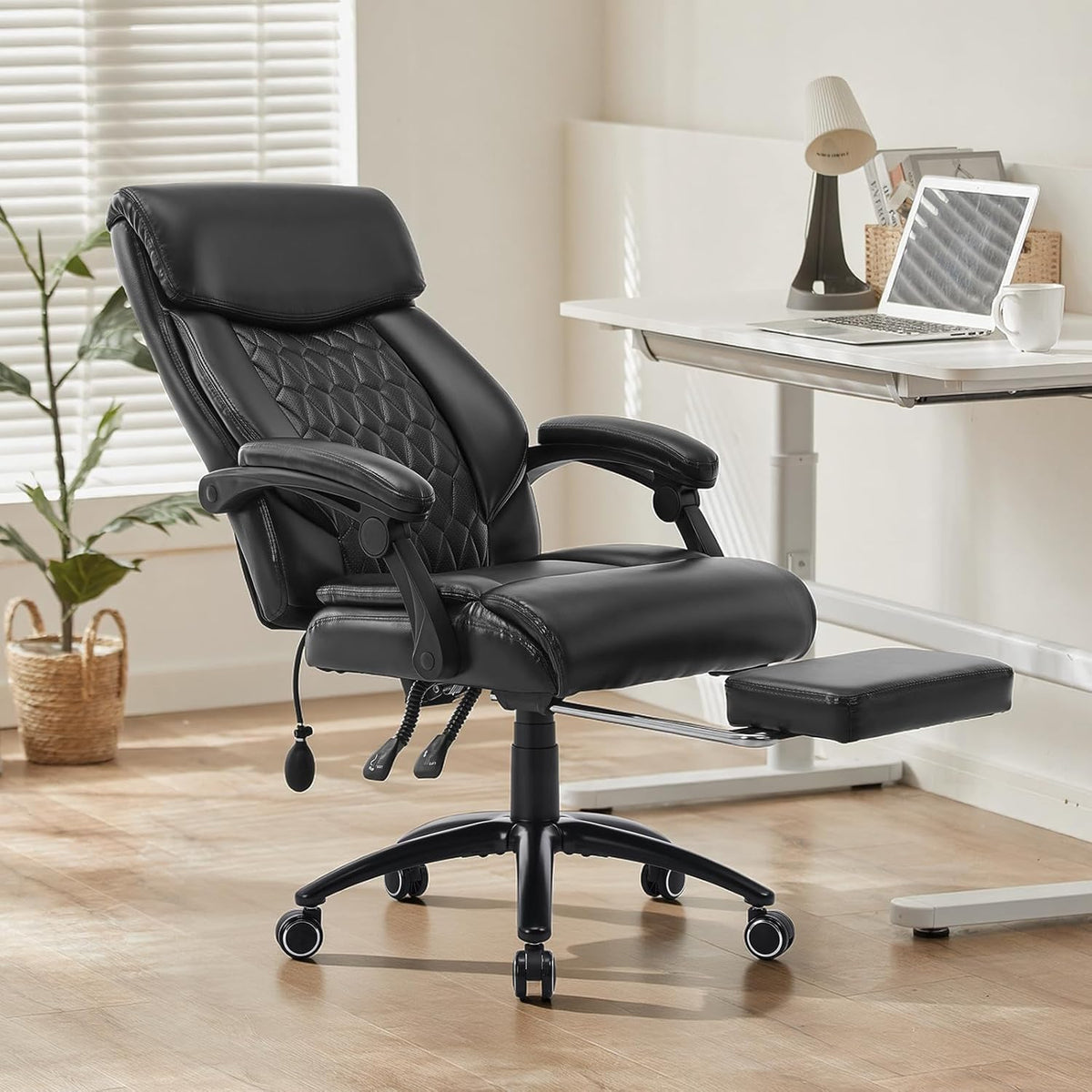 COLAMY Ergonomische directiestoel met voetensteun, gevoerde opklapbare armen en kantelverstelling voor lang werken in het thuiskantoor, zwart
