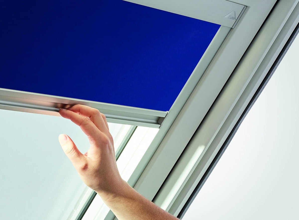 Origineel Roto Rolgordijn Exclusiv ZRE - Geleiderail Zilver - Daglichtrolgordijn Voor Roto Dakvensters Serie Designo R6/R8, i8 en Classic 64/84 - Maat 114/160 | 11/16 - Kleur Stof Blauw - QUORE