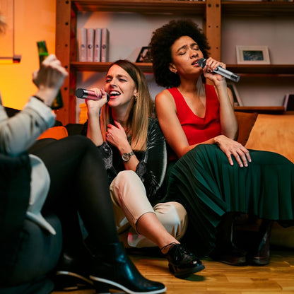 Draadloos Microfoonsysteem – Draadloze Microfoonset – Karaoke Microfoonset – Handmicrofoonset – UHF Microfoonsysteem – Set Van 2 Handmicrofoons Zilver En Rood – Tot 60 Meter Bereik – Metalen Behuizing