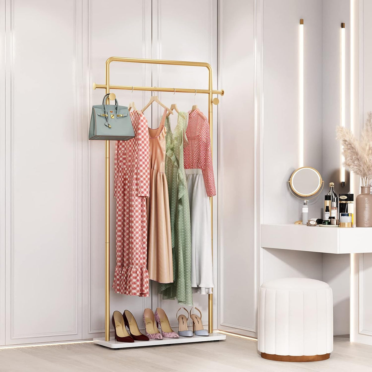 TIEOU Gouden kledingrek met plank, gouden kledingrekken voor boetieks, vrijstaand kledingrek voor hangende kleding, gouden kapstok, klein metalen kledingrek voor zwaar gebruik, Industrieel kledingrek