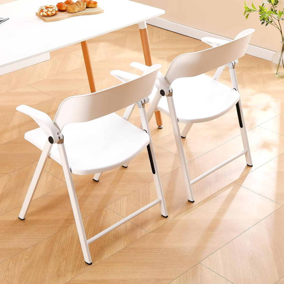 Witte bureaustoel met armen, kunststof klapstoelen, comfortabele stapelbare eetkamerstoelen, draagbare opvouwbare stoel met stalen frame voor binnen, buiten, bruiloft, feest, gazon, tuin