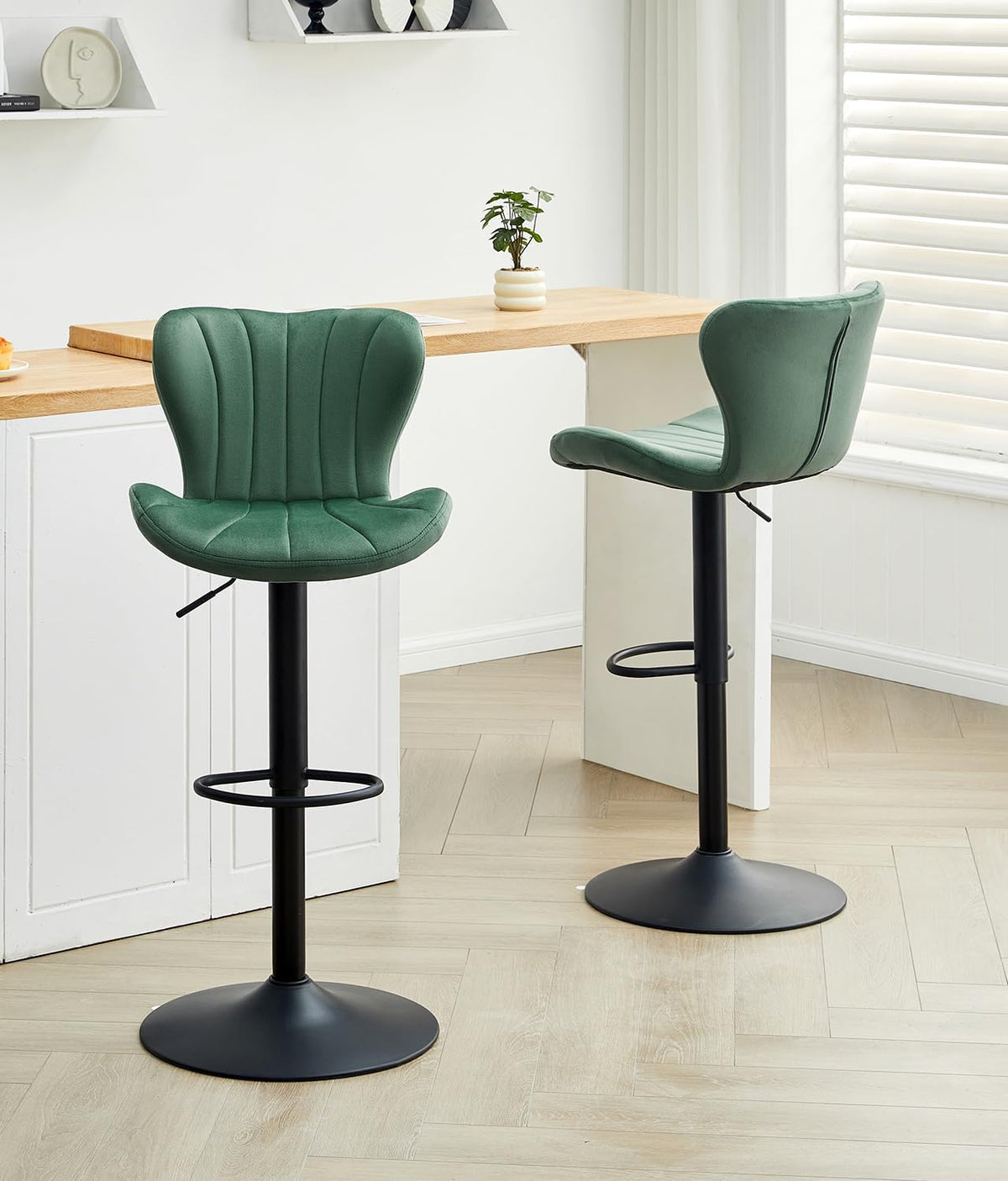TUKAILAI Barkruk, set van 2, fluweel, barstoel, in hoogte verstelbaar, 360 graden draaibaar, kruk met rugleuning, voetensteun, metalen frame, moderne schaalvorm, keukenkruk, barkruk voor keukenbars
