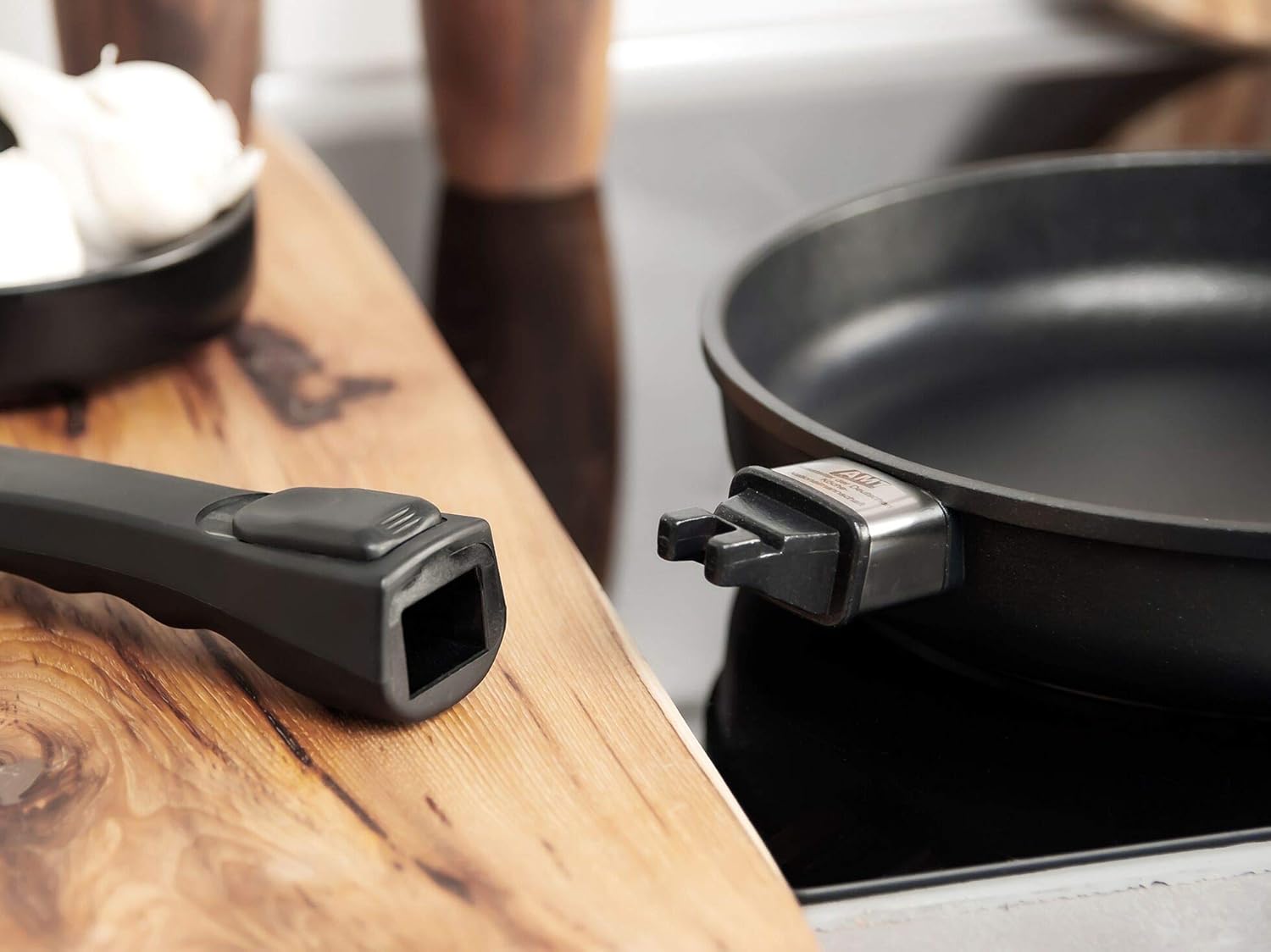 AMT Gastroguss Frying pan 32 cm Ø, 5 cm high, removable handle, not suitable for induction, Lotan non-stick finish, cast iron pan (cast aluminium), AMZN-532-Z20B - QUORE