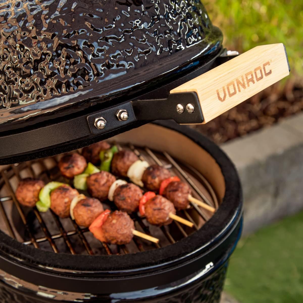 VONROC Kamado barbecue 13 inch - Ø27cm cooking surface - Charcoal barbecue - Ceramic - Tabletop - With base, thermometer, plate setter & rain cover - QUORE