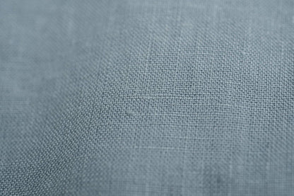 Beddengoedset van 100% stonewashed linnen in grijs-blauw. De set bevat 1 dekbedovertrek van 135 x 200 cm en 1 kussensloop van 40 x 80 cm. Dekbedovertrek met ritssluiting, kussenslopen met