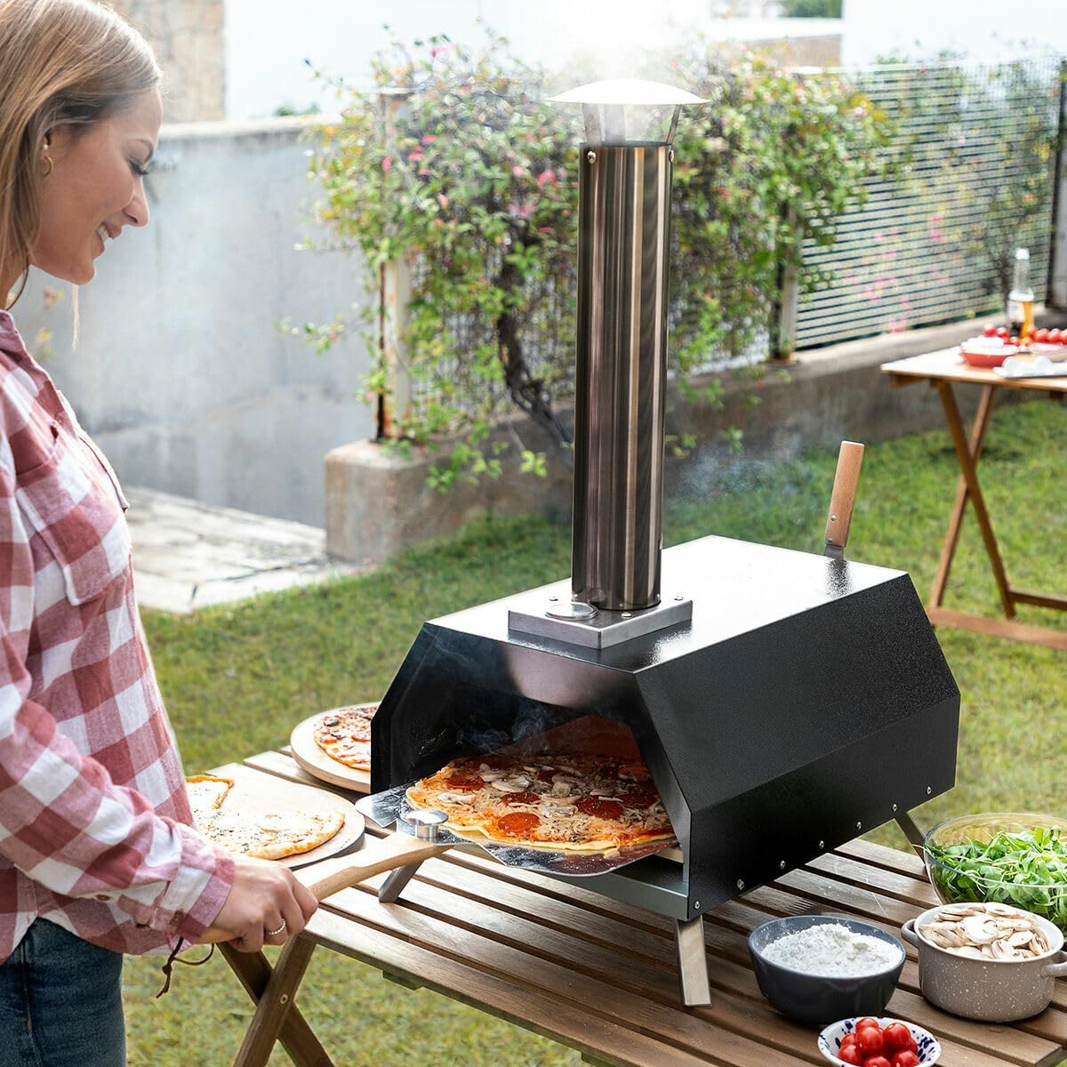 InnovaGoods - Pellet Pizza Oven met Accessoires, Roestvrij Staal Ontwerp, Draagbaar voor Buitengebruik, Inclusief Thermometer en Schoorsteen, Keramische Steen, Opvouwbare Poten, Waterdichte Hoes