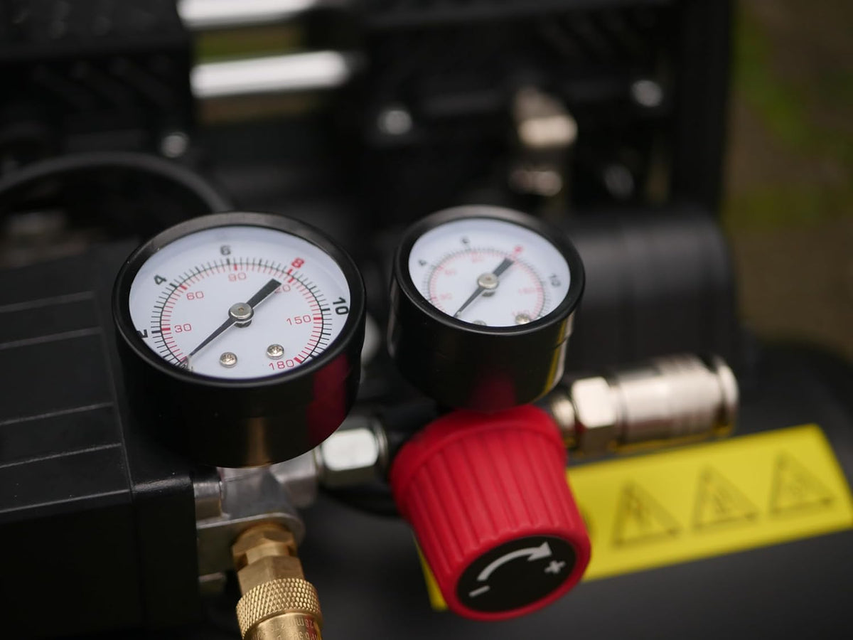 Yard Force EX ARC06 Silent Compressor 6 liter, olievrij en onderhoudsarm, 8 bar werkdruk, 67 dB stil, 550 W dubbele cilinder (106 l/min), drukregelaar + manometer, draaggreep en rubberen voetjes