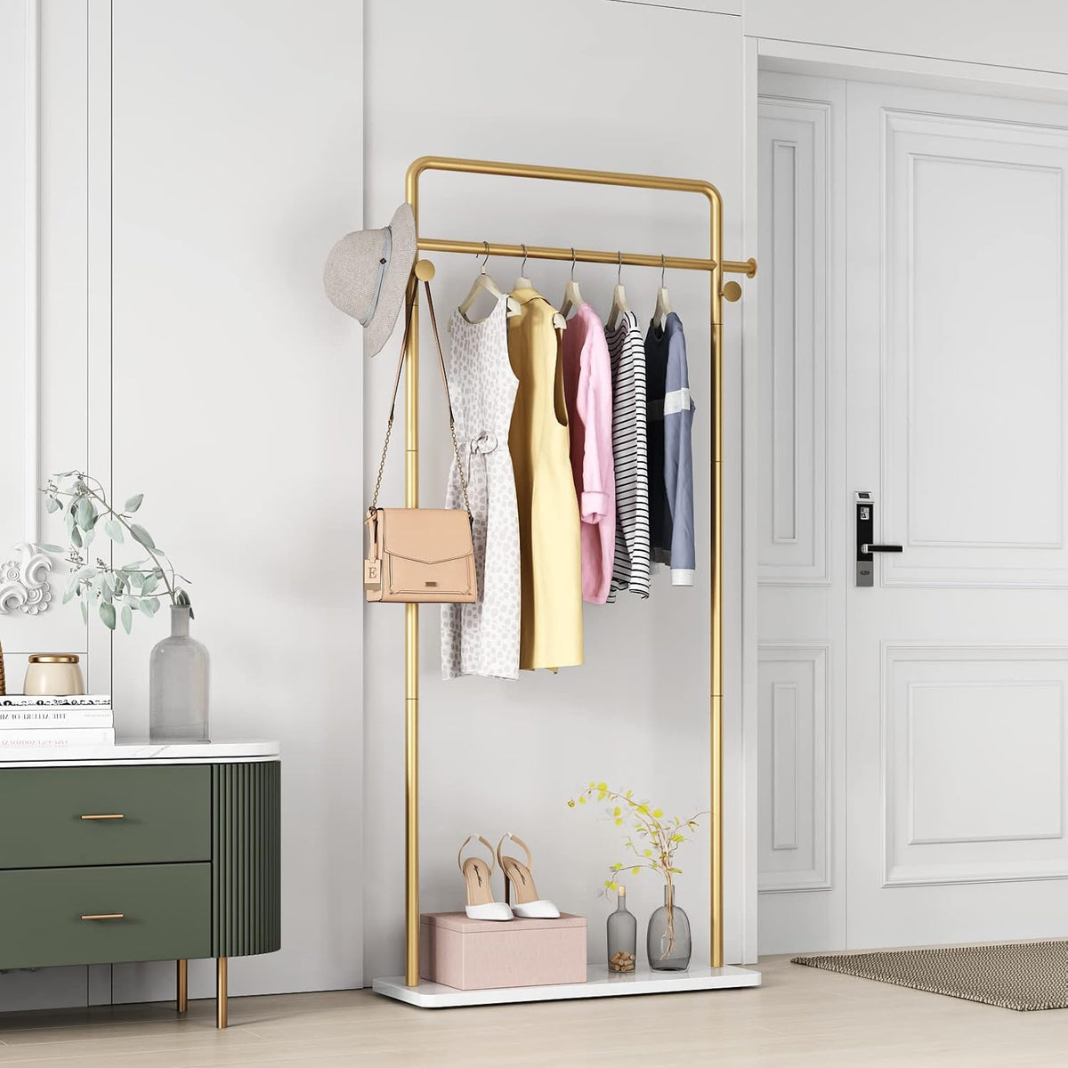 TIEOU Gouden kledingrek met plank, gouden kledingrekken voor boetieks, vrijstaand kledingrek voor hangende kleding, gouden kapstok, klein metalen kledingrek voor zwaar gebruik, Industrieel kledingrek
