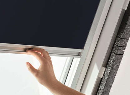 Origineel Roto Verduisterend Rolgordijn ZRV - Bijna Volledige Verduistering - Geleiderail Zilver - Voor Dakraam Serie Designo R4/R7 en Classic 43/73 - Maat 065/140 | 06/14 - Kleur Stof Blauw
