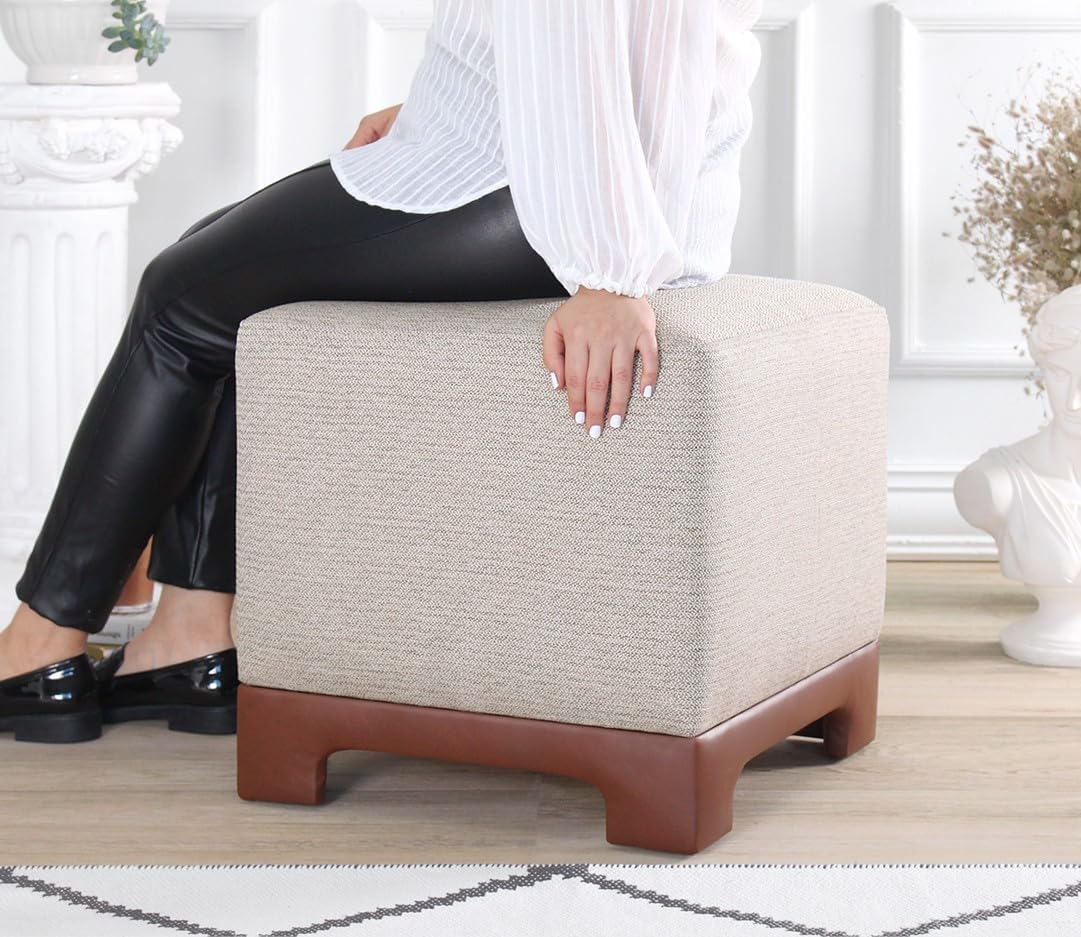 Stijlvolle Tan Poef, 50 x 50 x 47 cm, 50% katoen en 50% linnen, 35 DNS orthopedische spons, 6 cm dik, kunstleren legs, modern en comfortabel zitten