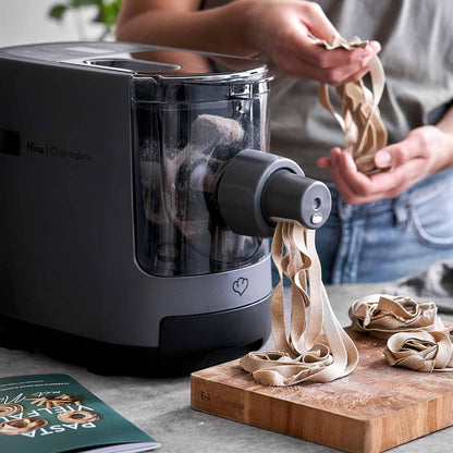 Sprenglane Nina Elektrische pastamachine met geïntegreerde weegschaal, 7 pastaopzetstukken, 180 W, 600 g deeg, automatisch verse pasta bereiden in minder dan 30 minuten