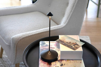 Zafferano Pina Pro, oplaadbare draadloze LED tafellamp, dimmer touch 2700K, IP54 binnen/buiten gebruik, lange levensduur van de batterij, aluminium behuizing, H29cm - Donkergrijs