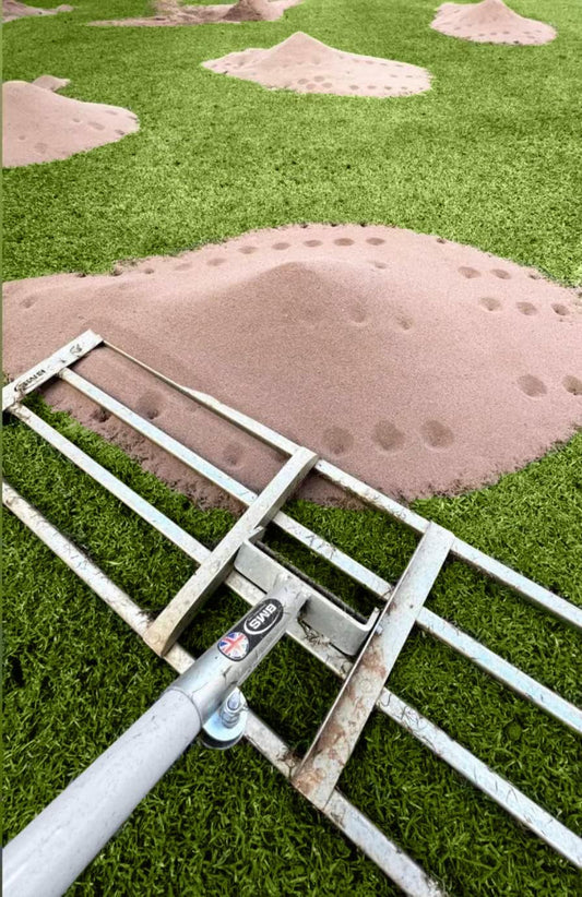 British Manufacturing Solutions 38" breed RVS Levelawn Lute: Premium nivellering hark voor topdressing, zaaien, aarde/zand. Luxe full-length heavy-duty aluminium handgreep. (38" breed)