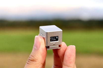 KEKS by antonKunze KM-Q OLED digitale belichtingsmeter zilver - OLED-display op achterkant