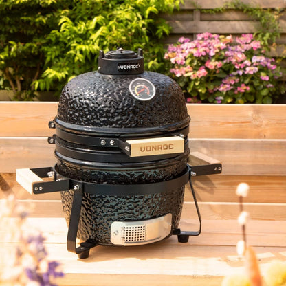 VONROC Kamado barbecue 13 inch - Ø27cm cooking surface - Charcoal barbecue - Ceramic - Tabletop - With base, thermometer, plate setter & rain cover - QUORE
