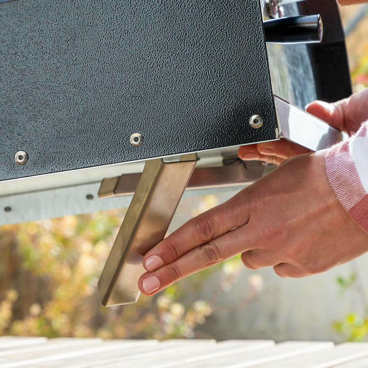 InnovaGoods - Pellet Pizza Oven met Accessoires, Roestvrij Staal Ontwerp, Draagbaar voor Buitengebruik, Inclusief Thermometer en Schoorsteen, Keramische Steen, Opvouwbare Poten, Waterdichte Hoes