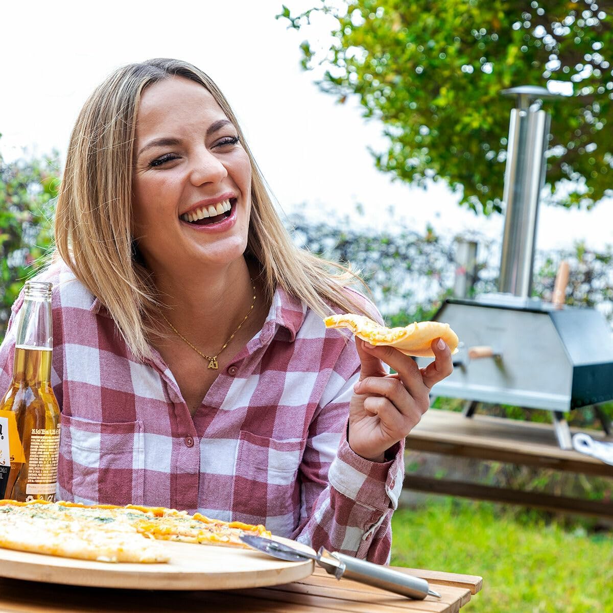 InnovaGoods - Pellet Pizza Oven met Accessoires, Roestvrij Staal Ontwerp, Draagbaar voor Buitengebruik, Inclusief Thermometer en Schoorsteen, Keramische Steen, Opvouwbare Poten, Waterdichte Hoes