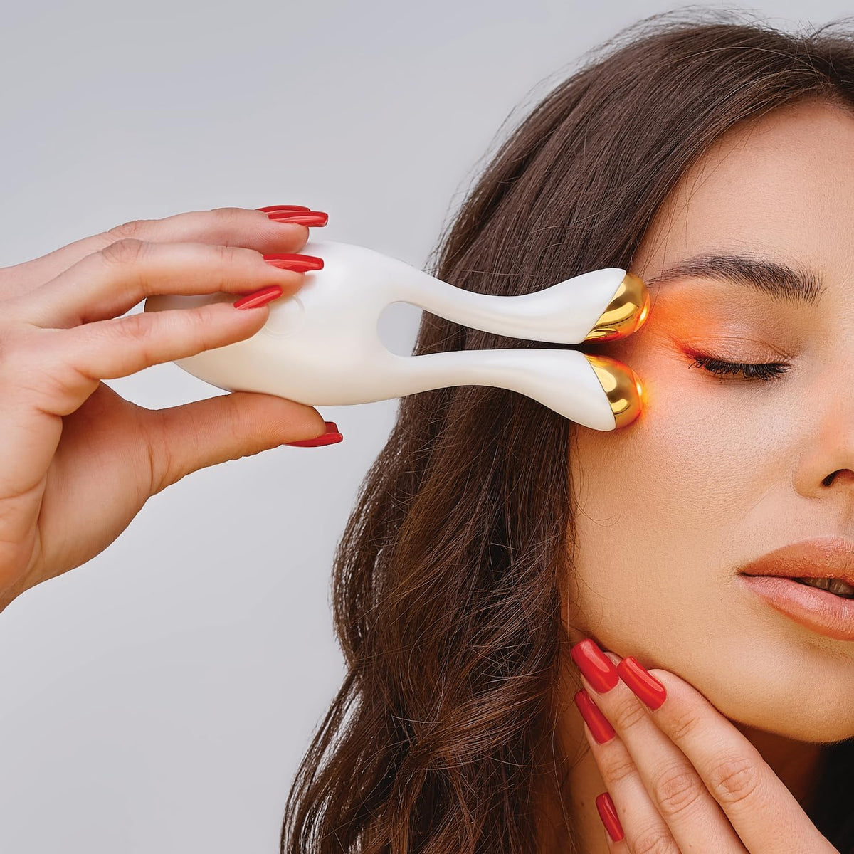Anti-age lifting apparaat Perl Wit – Gezichtsapparaat – Lifting apparaat – Huidverstevigingsapparaat – Beauty apparaat – EMS, RF en rood licht 630 nm – Flexibele armen met 316L chirurgisch staal en 24-karaats goudlaag