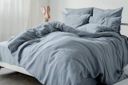 Beddengoedset van 100% stonewashed linnen in grijs-blauw. De set bevat 1 dekbedovertrek van 135 x 200 cm en 1 kussensloop van 40 x 80 cm. Dekbedovertrek met ritssluiting, kussenslopen met