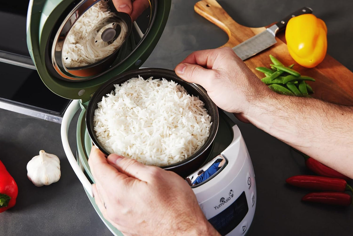Yum Asia Panda Mini Rijstkoker Met Ninja Keramische Kom en Advanced Fuzzy Logic (3,5 kop, 0,63 liter) 4 Rijstkookfuncties, 4 Multicooker-functies, LED-display, 220-240V (Wit en saliegroen)