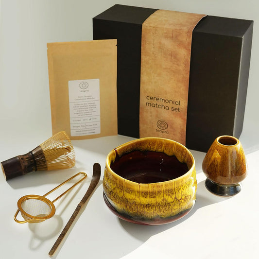 Gele Japanse Matcha Set: Bamboe Whisk & Scoop, Keramische Bowl & Garde Houder, 30g Ceremonieel Poeder, Zeef | Traditionele Starter Gift Set