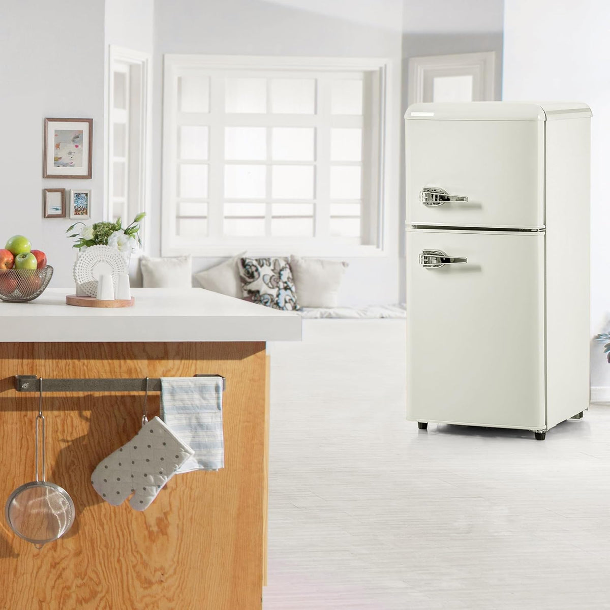 Compact retro refrigerator with freezer compartment, 60 litres total volume (22 l freezer/38 l refrigerator compartment), energy class E, cream white, 89 cm height, quiet 45 dB, 7 temperature levels - QUORE