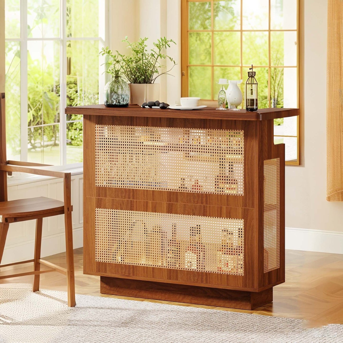 4-Traps Rattan Bartafel – Barkast – Serveerwagen – Drinktafel – Barplank – 4 Bekerhouders – Verhoogde Basis 13 cm – E1 Deeltjesplaat Caramelbruin