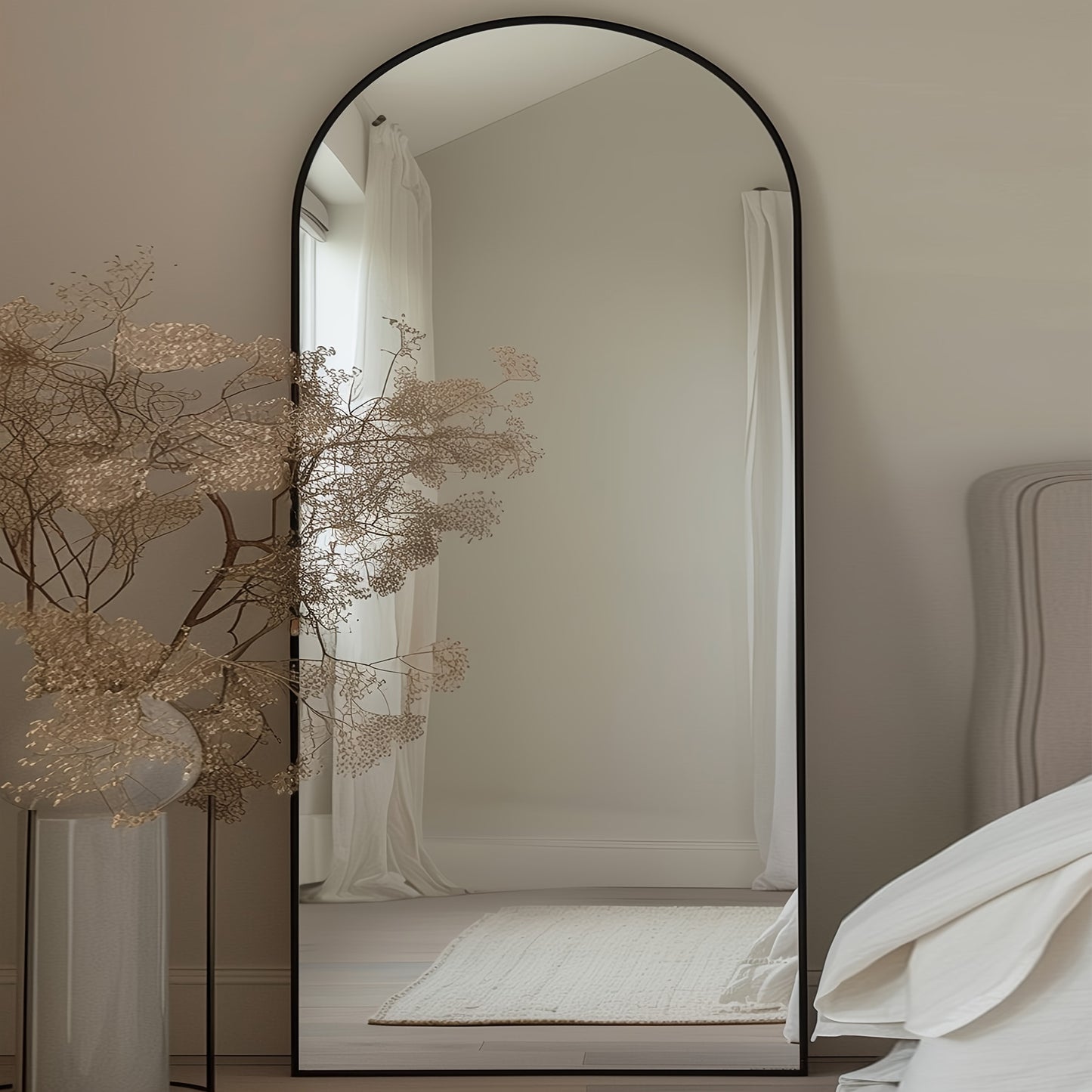 Vloerspiegel – Staande Spiegel – Grote Spiegel – Volledige Lengte Spiegel – Gebogen Spiegel – 179 cm x 65 cm – Zwart-Gouden Metalen Frame – Vrijstaand Model
