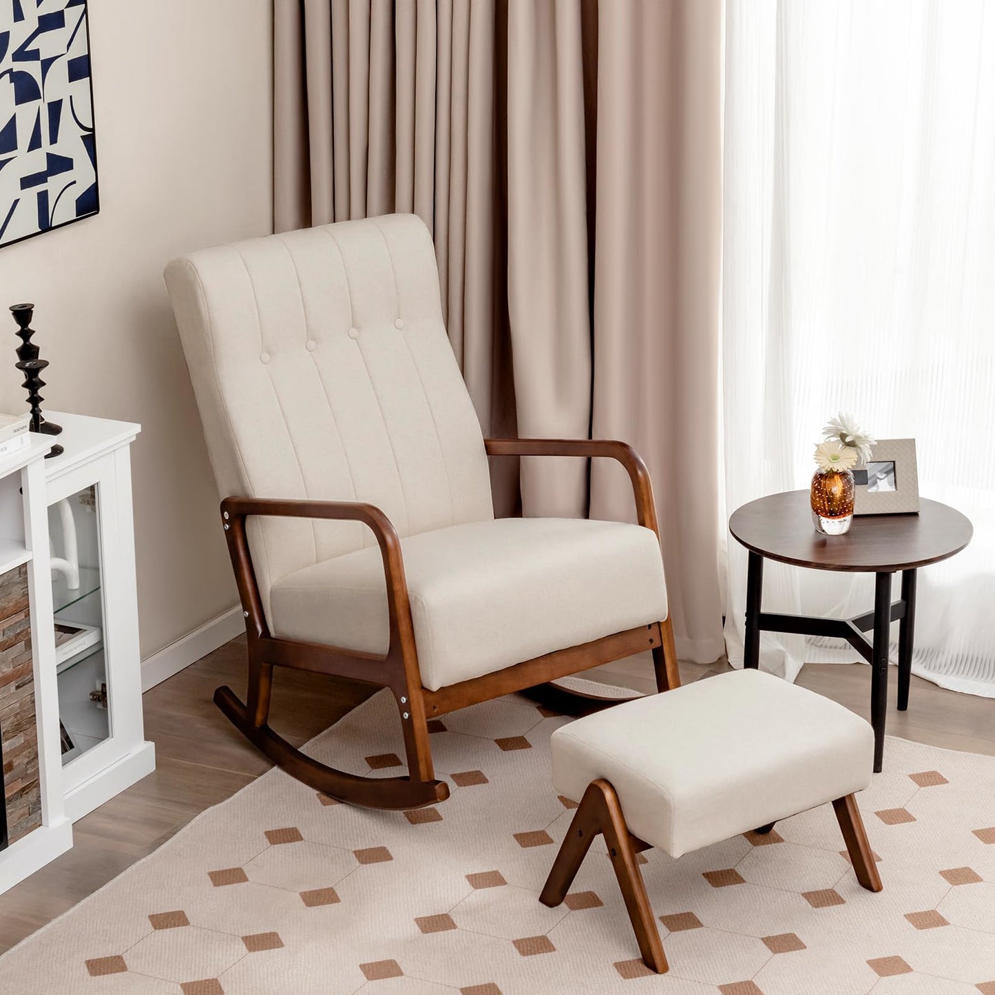Wiegstoel – Schommelstoel – Rocker Stoel – Relaxstoel – Fauteuil – Stoffen Bekleding – Stevig Rubberhout Frame – Ottomane Met Voetensteun – Mid Century Modern – Beige