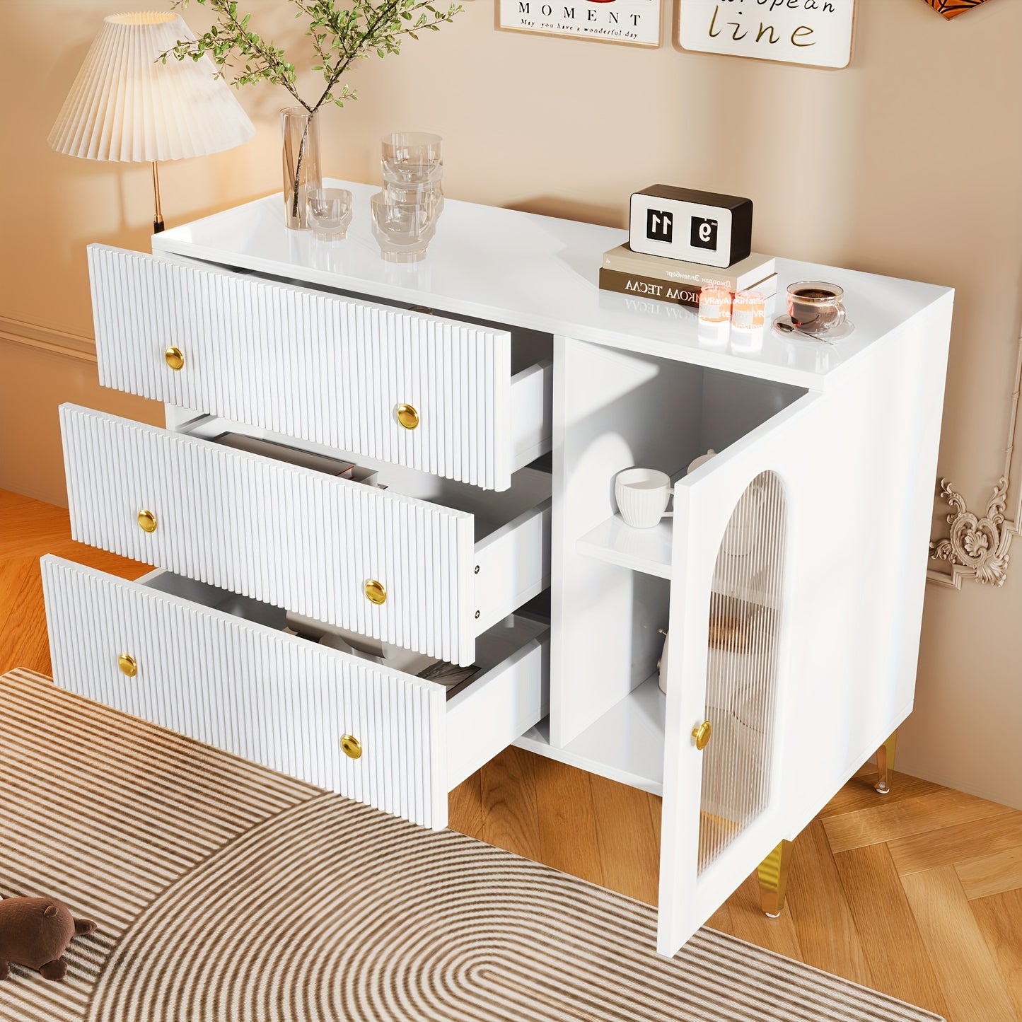 Sideboard – Dressoir – Opbergkast – Kast Met Laden – Sideboard Wit – Hardhout – Glazen Deur – Textuurfront – Gouden Handgrepen – Vrijstaand En Stevig