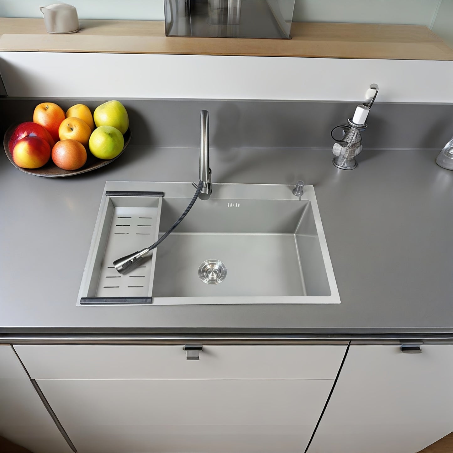 A Gray Stainless Steel Sink on The Table with Dimensions of 80X50X22Cm, a Handmade Sink with a Rotating And Extendable Faucet, Equipped with a Draining Basket And Soap Dispenser, Suitable for Kitchen And Bar Counters.