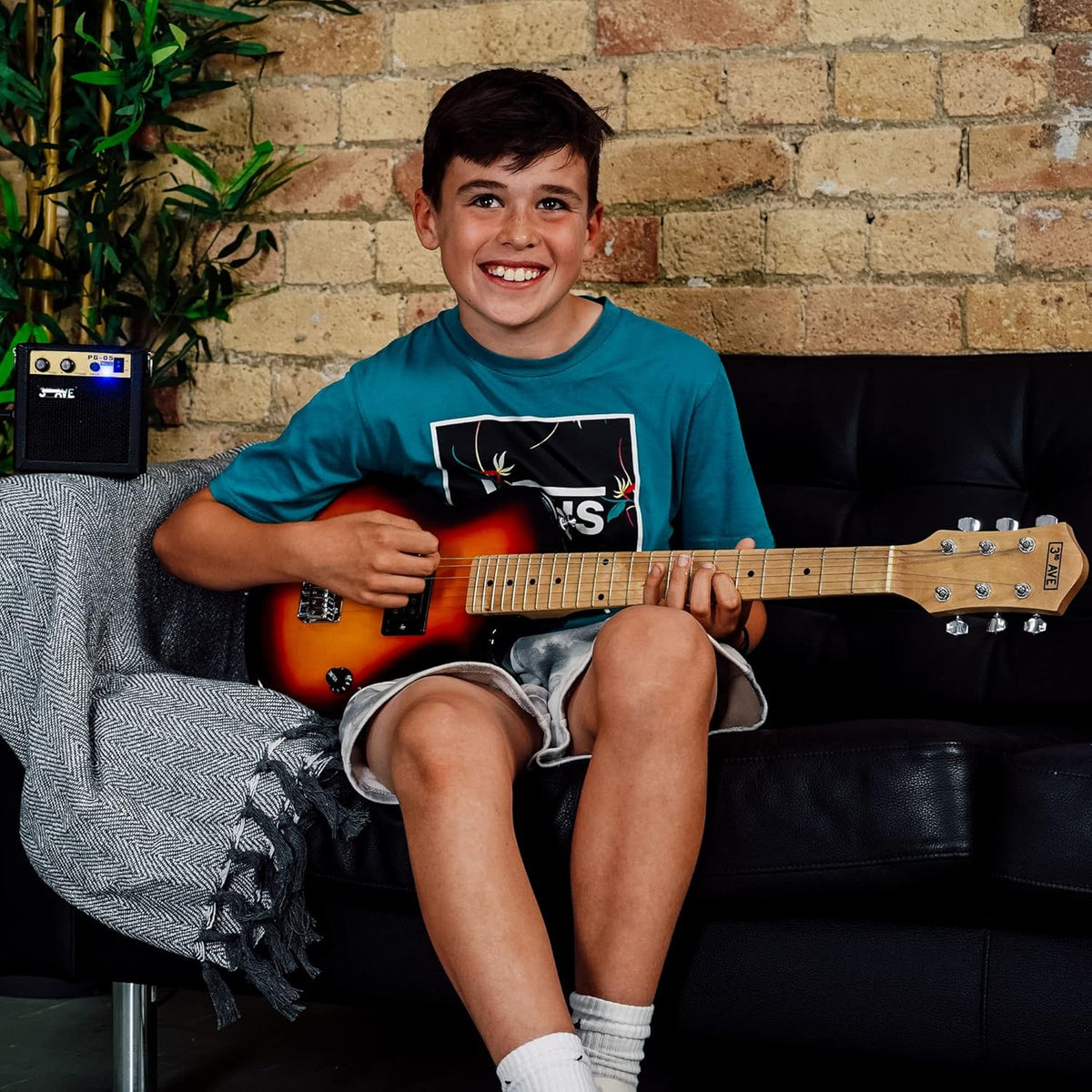 3rd Avenue 1/2 maat elektrische rockgitaar voor beginnende kinderen - draagbare 5W versterker, kabel, tas, plectrums en riem - Sunburst