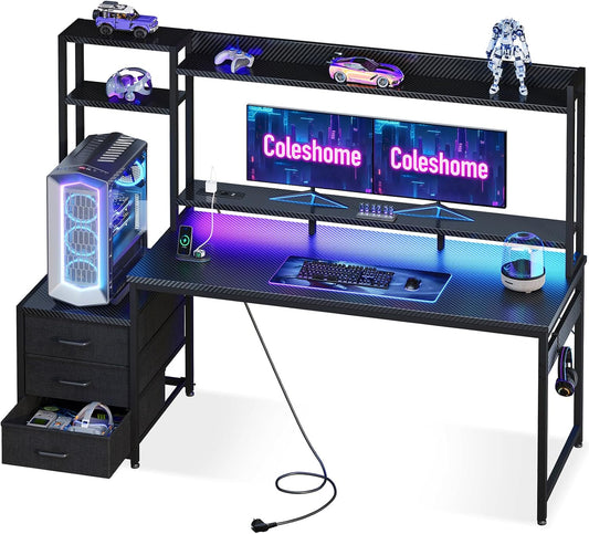 Coleshome Gamingbureau met Plank en Lades, 161×48 cm Gamebureau met LED-verlichting & Ingebouwd Stopcontact, Computertafel met Opbergplanken & Monitorstandaard, Zwarte Koolstofvezel