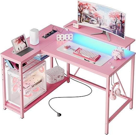L-vormig Bureau – Hoekbureau – Computerbureau – Werkplekmeubel – Gaming Bureau – 106 x 80 cm – Met Ingebouwde USB Poorten en Verhoogde Monitorstandaard – Roze 3D Carbon Fiber Look Met Stalen Frame