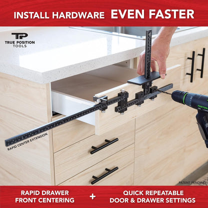 True Position Tools Originele cabinet hardware jig met verlengde liniaal voor Rapid Drawer Centering - verstelbare boorgids voor installatie van deur- en ladeknoppen en handgrepen TP-1934E
