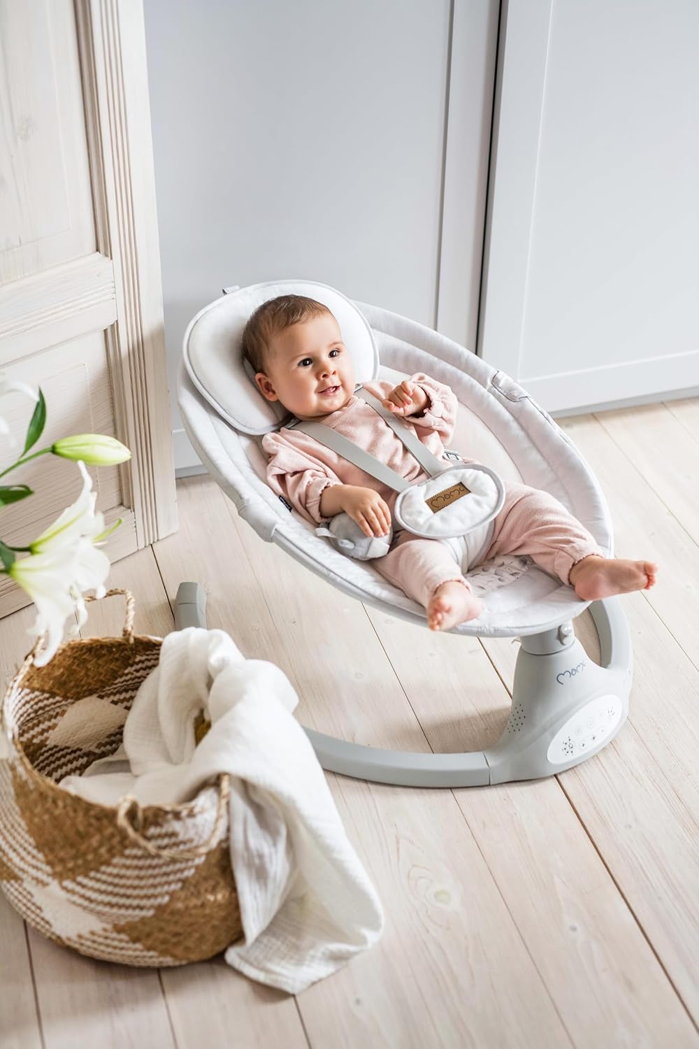 MOMI KENANI Rocking Chair for Children up to 9 kg Weight Foldable with Remote Control and Bluetooth for Connecting to Smartphone, Batteries and Mains with 5-Point Safety Belt - QUORE