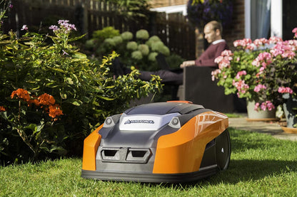 Yard Force YardForce X100i Robotmaaier met app-bediening, zelfrijdende grasmaaier, robot met multizone-programma, accu gazonrobot voor maximaal 1000 m² gazon en 40% helling, 28 V, zwart/oranje