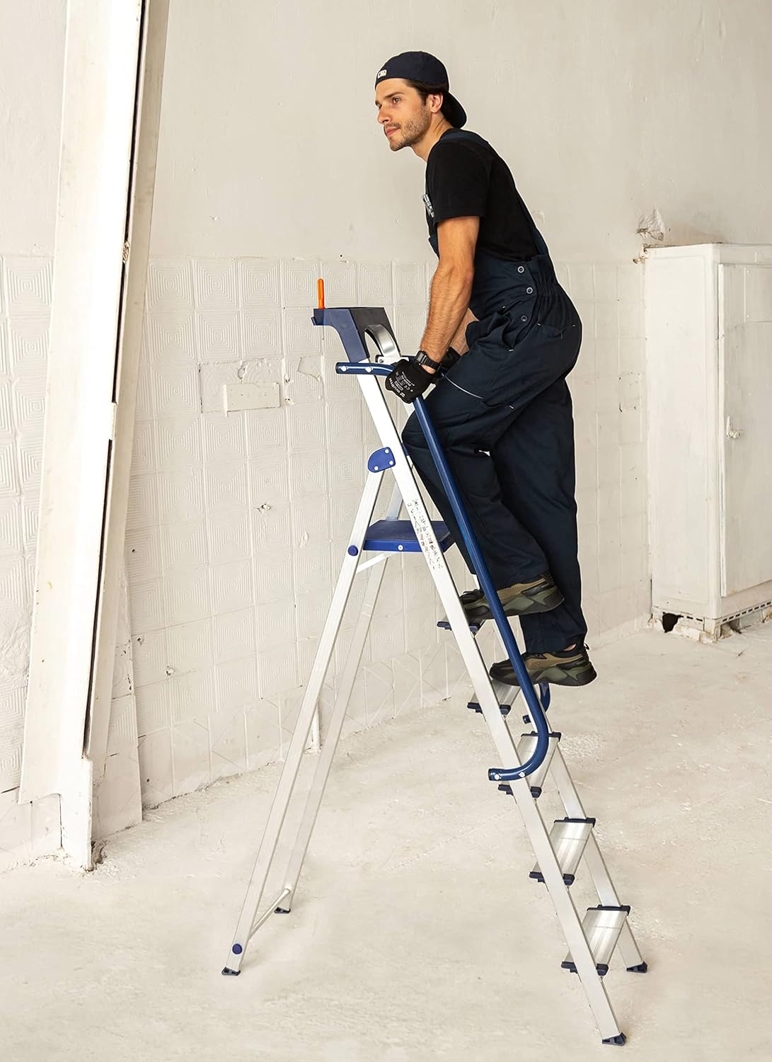 Hostrom Secure Hostrom Secure 6 treden, robuust aluminium, versterkt, leuning, afneembare gereedschapsschaal, platformhoogte 135 cm, draagkracht 150 kg