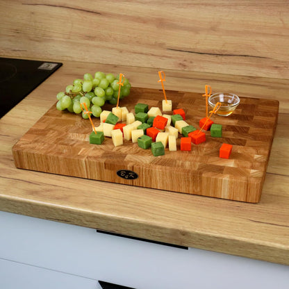 B4K® Snijplank met standaard van eikenhout, 45 × 30 × 4 cm, massief hakblok, antibacteriële hersenhouten plank met handgrepen en siliconen voeten, perfect voor keuken, vlees en barbecue