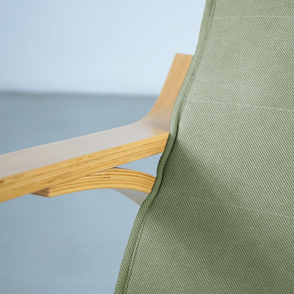 WeHome Swing Amor Schommelstoel met armleuningen van hout, Rocking Chair, schommelstoel met verstelbare voetensteun, woonkamerstoel, slaapkamerstoel (stof, groen)