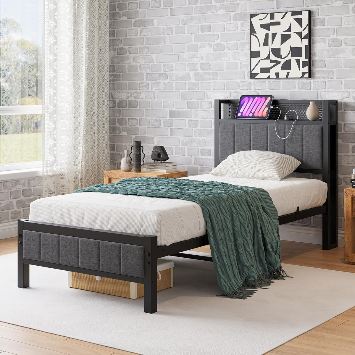 Bedframe met laadstation, eenpersoonsbed, metalen bed, gestoffeerd bed, 90 x 200 cm, bedframe van metaal, jeugdbed met lattenbodem, hoofdeinde in grijs, voor slaapkamer en logeerkamer