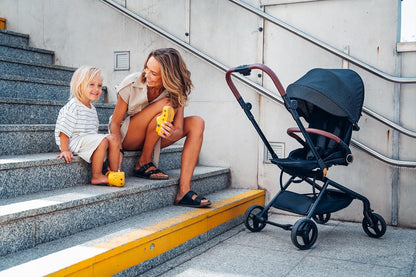 MoMi ADELLE kinderwagen voor kinderen vanaf 6 maanden (tot 22 kg), opvouwbare kinderwagen met 360° zitting en 5-punts veiligheidsgordel, boodschappenmand en draaggreep na het opvouwen