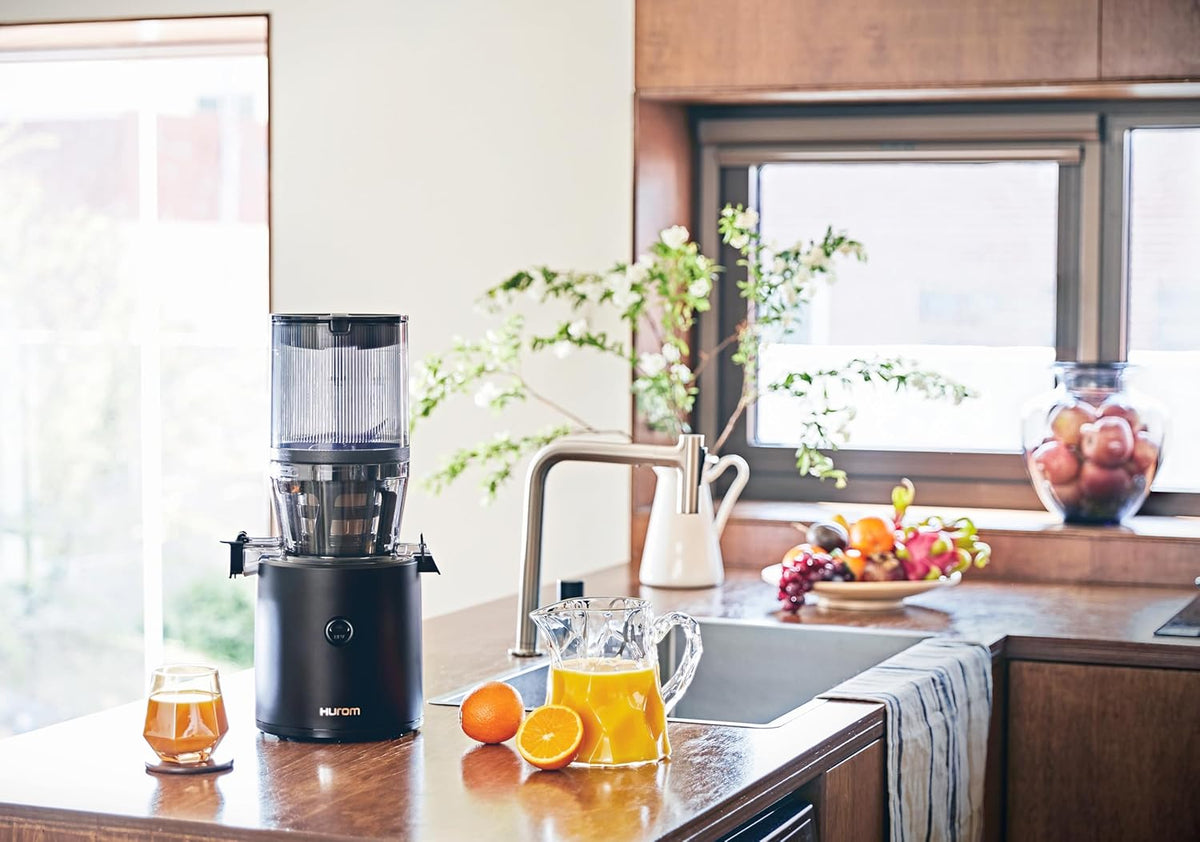 Hurom Slowjuicer | Sapcentrifuge voor groenten en fruit | H320N | Elektrische koudpers | Stille motor | Gemakkelijk schoon te maken met grote container en zeefilter 2L | BPA-vrij (ZWART)